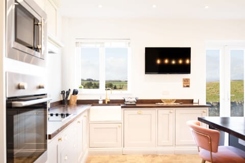 Luxury Cottage, Ensuite (Bungalow ) | Shared kitchen | Highchair