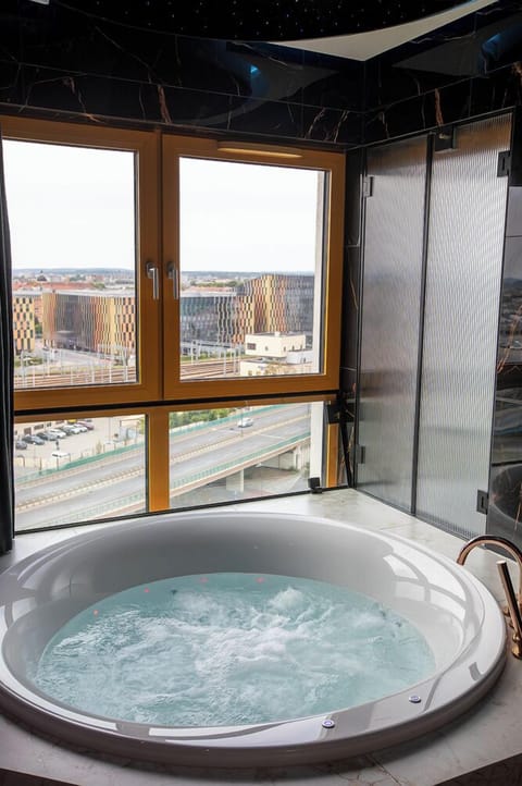 Panoramic Studio Suite, 1 Queen Bed with Sofa bed, City View | Frette Italian sheets, premium bedding, pillowtop beds