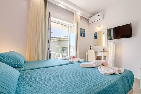 Hypo-allergenic bedding, minibar, in-room safe, blackout drapes