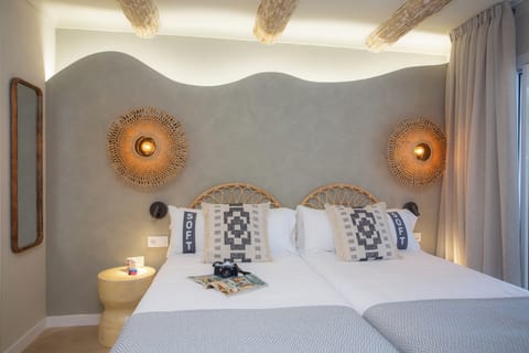Triple Room, Terrace | Minibar, desk, WiFi (free), individually decorated