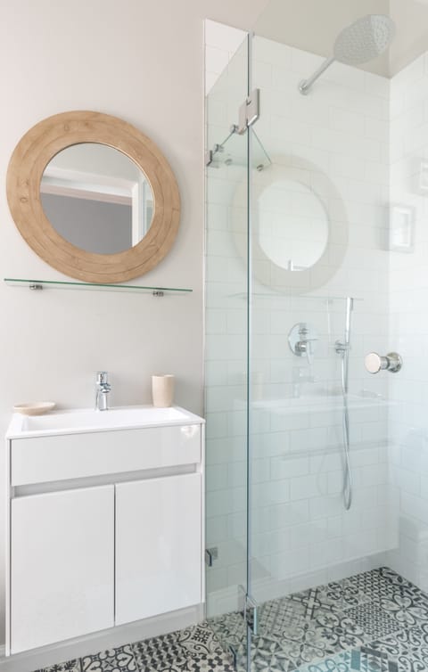 Room (Queen) | Bathroom shower