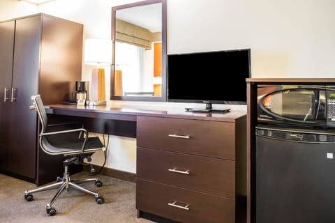 Standard Room, 1 King Bed, Non Smoking | Desk, free WiFi, bed sheets