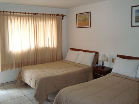 H5 DOBLE MATRIMONIAL | Down comforters, iron/ironing board, rollaway beds, free WiFi