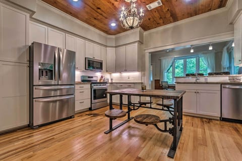 Hot Springs Vacation Rental | 2BR | 1.5BA | 1,674 Sq Ft | Stairs Required