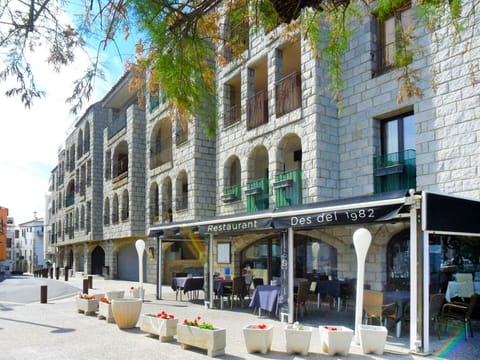 Building, Property, Mixed-Use, Neighbourhood, Architecture, Town, House, City, Human Settlement, Real Estate
