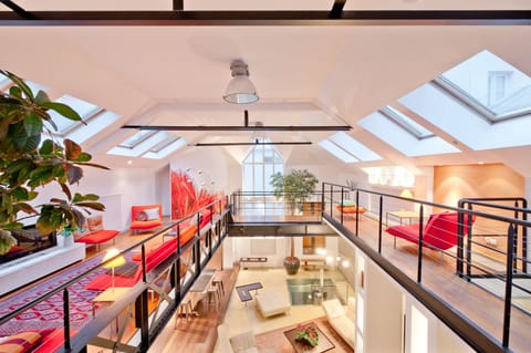 Flooded with natural daylight, a 2 storey cathedral window is a unique feature
