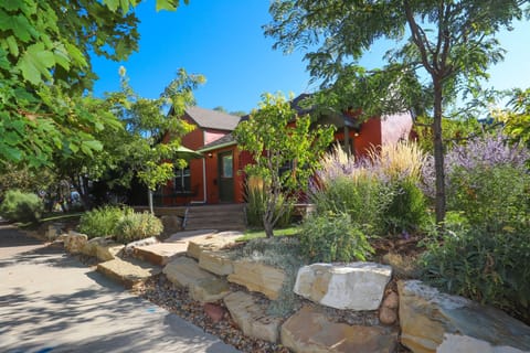 Located in historic avenues, 4 blocks to Main Ave.