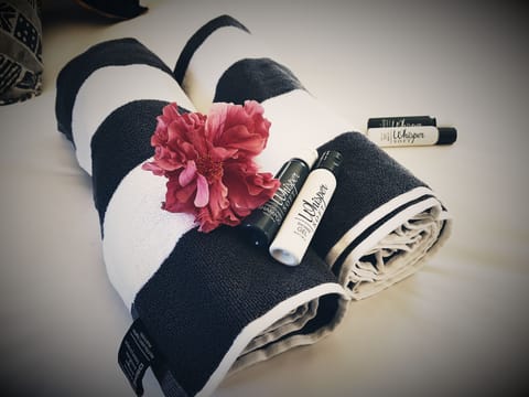 Superior Suite, 1 Queen Bed, Courtyard View | Bathroom amenities | Free toiletries, hair dryer, towels, soap