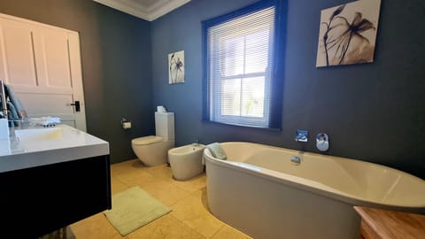 Honeymoon Suite, Pool View | Bathroom | Free toiletries, hair dryer, towels, soap