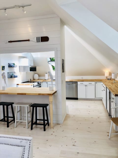 Kitchen area seats 6