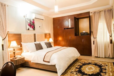 Classic Room | In-room safe, desk, laptop workspace, blackout drapes
