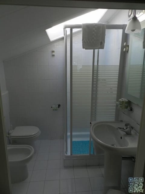 Triple Room, Multiple Beds, Mountain View | Bathroom | Shower, rainfall showerhead, free toiletries, hair dryer