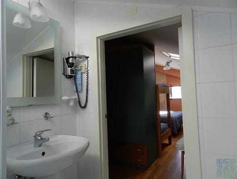 Double Room, 1 Queen Bed, City View | Bathroom | Shower, rainfall showerhead, free toiletries, hair dryer