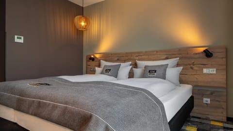 Premium Room, 1 Queen Bed | Premium bedding, in-room safe, soundproofing, free cribs/infant beds