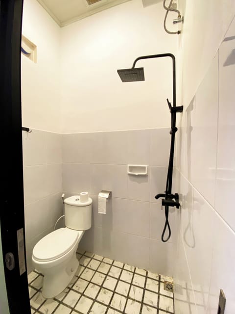 Standard Double Room | Bathroom | Shower, free toiletries, towels, soap