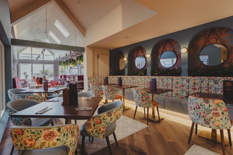 2 restaurants, lunch served