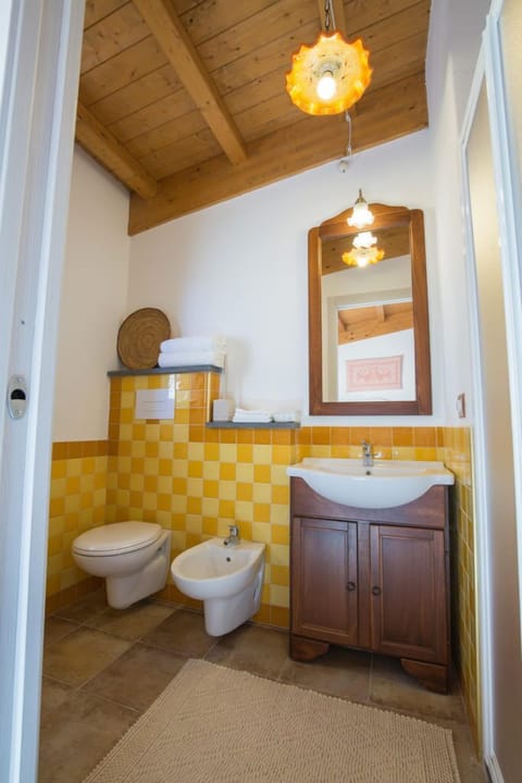 Double Room | Bathroom | Shower, free toiletries, hair dryer, bidet