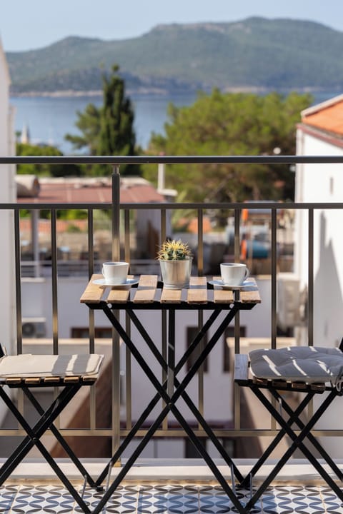 Standard Studio Suite, Partial Sea View | Terrace/patio