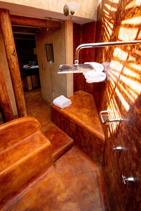 Habitacion Azul | Bathroom | Shower, hair dryer, towels