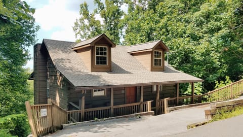 Sweet little semi-secluded cabin in the woods on top of the Smoky Mountains! 