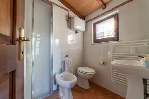 Room (Pozzo) | Bathroom | Shower, hair dryer, bathrobes, bidet