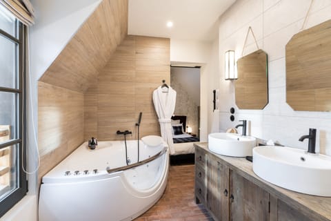 Grand Suite, 1 King Bed, Bathtub (Biggy Suite) | Bathroom | Hair dryer, bathrobes, towels, soap