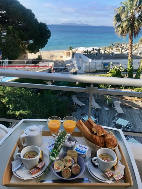 Daily continental breakfast (EUR 12 per person)