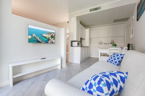 Superior Apartment, 1 Bedroom | Living area | Smart TV, Netflix