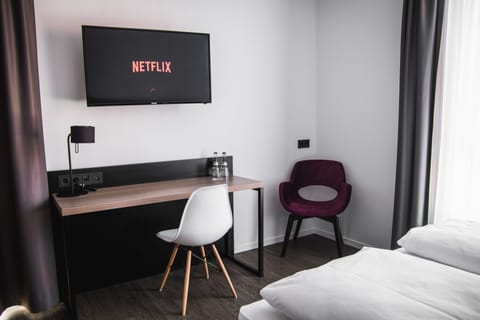 Double Room, 1 Queen Bed | In-room safe, desk, blackout drapes, WiFi (free)