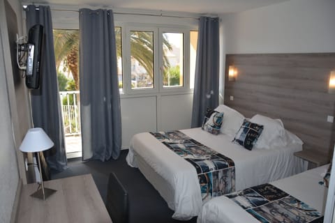 Comfort Triple Room | Blackout drapes, iron/ironing board (on request), WiFi (free)