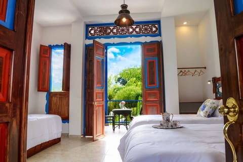 Deluxe Triple Room, Non Smoking | Individually decorated, individually furnished, desk, iron/ironing board