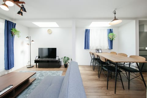 Design House | Living area | 40-inch flat-screen TV with digital channels, TV