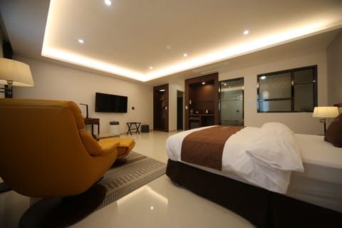 Premier Room - Breakfast for 1(except Sunday & PH), More than 2 nights stay, Free Laundry(Limited) | Premium bedding, down comforters, pillowtop beds, free minibar