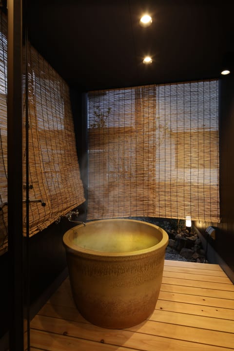 Combined shower/tub, deep soaking tub, free toiletries, hair dryer