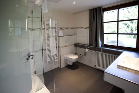 Apartment | Bathroom | Free toiletries, hair dryer, towels