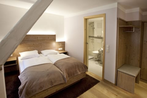 Double Room | Minibar, in-room safe, individually decorated, individually furnished