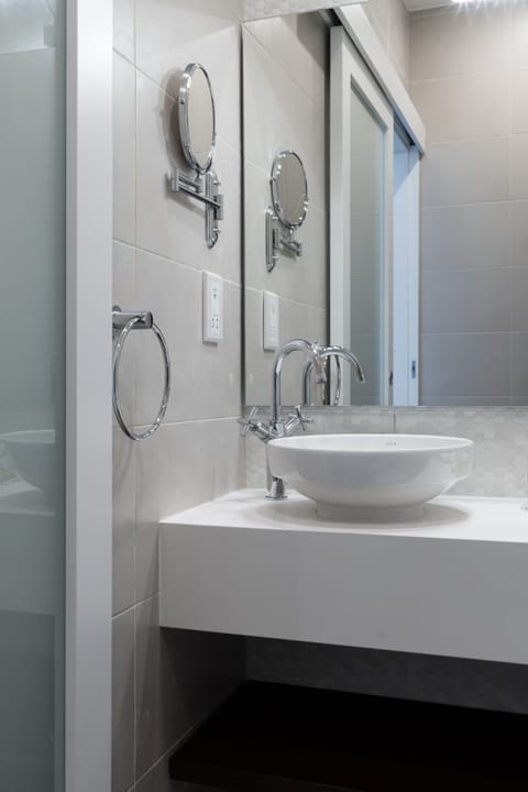 Deluxe Double Room | Bathroom sink