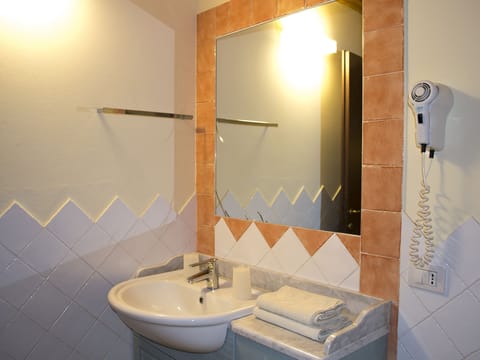 Deluxe Double Room | Bathroom sink