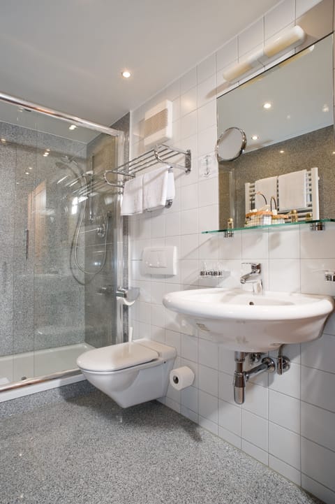 Deluxe Double Room, Balcony | Bathroom | Shower, free toiletries, hair dryer, bathrobes