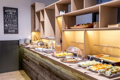 Daily continental breakfast (EUR 19.5 per person)