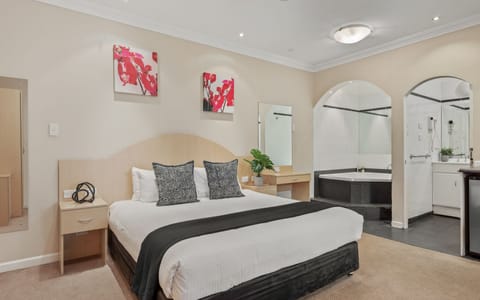 King Spa Suite | Premium bedding, minibar (free items), desk, laptop workspace