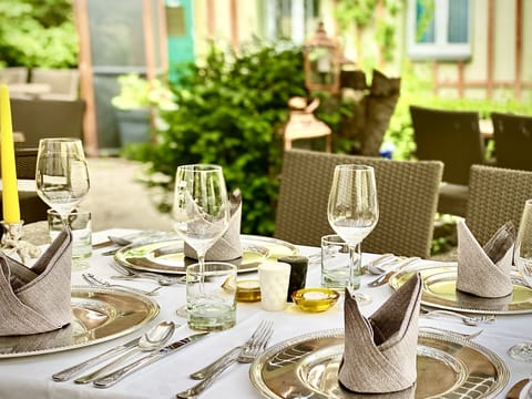 Breakfast, lunch, dinner served; German cuisine 