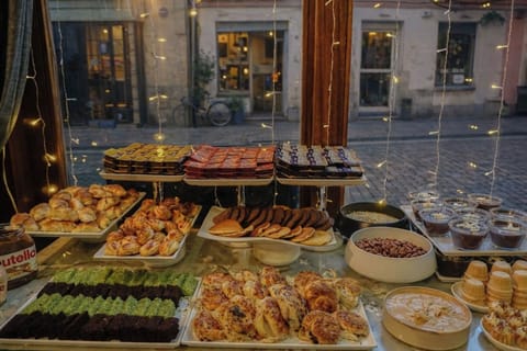 2 restaurants; breakfast, lunch, and dinner served