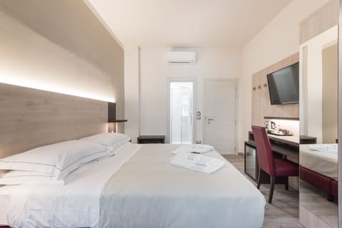 City Double or Twin Room, 1 Queen Bed | 1 bedroom, minibar, in-room safe, desk