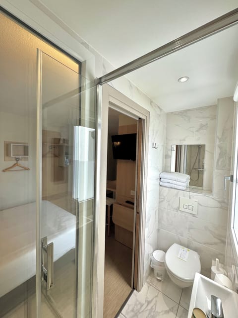 Triple studio | Bathroom | Shower, eco-friendly toiletries, hair dryer, towels