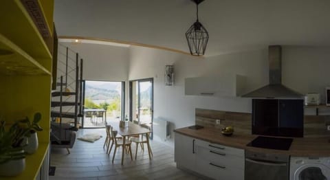 Comfort Cottage, Ensuite, Mountain View | Restaurant