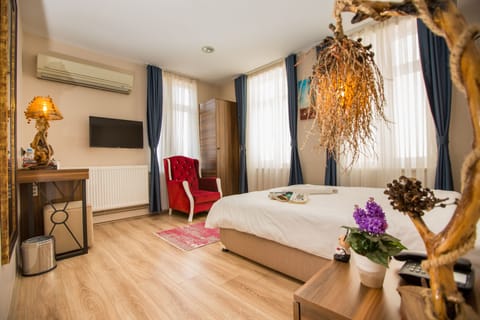 Standard Room, 1 Double Bed | Minibar, in-room safe, desk, laptop workspace