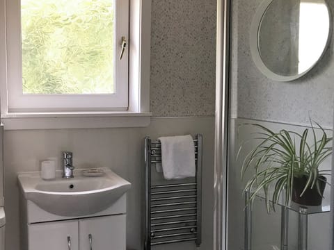 Shower room | Finlaggan Apartment, Oban