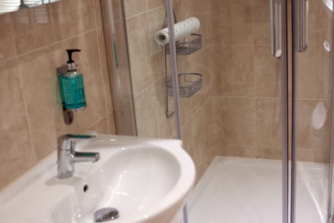 Single Room | Bathroom | Free toiletries, hair dryer, towels, soap