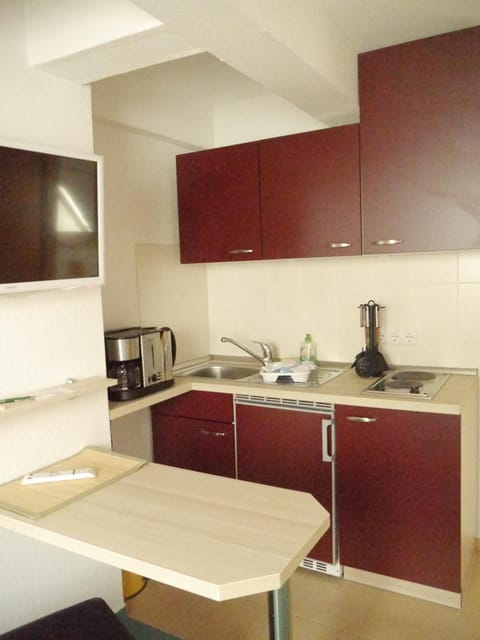 Fridge, oven, stovetop, cookware/dishes/utensils